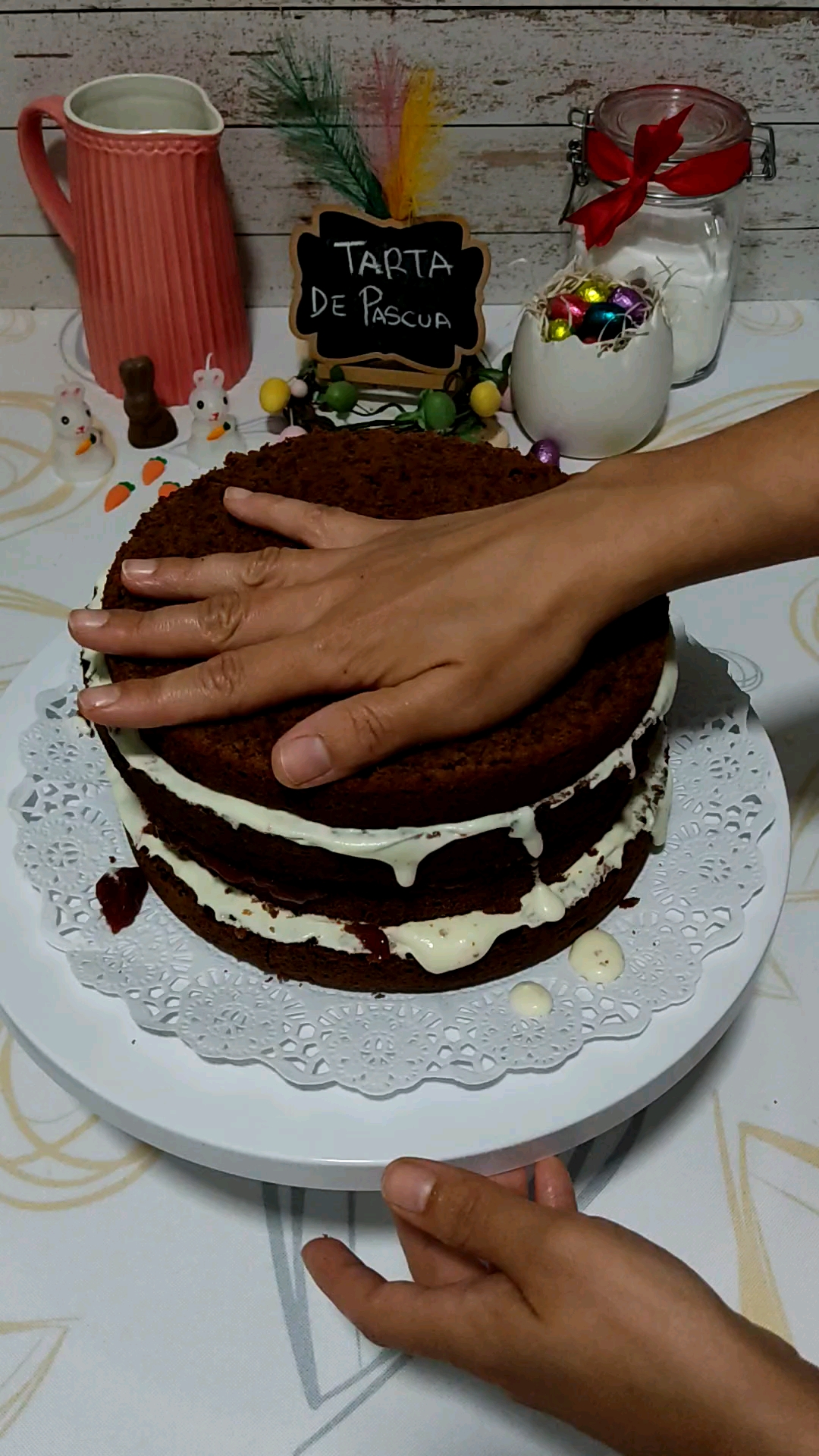 Untamos el resto del relleno y colocamos la última capa de bizcocho