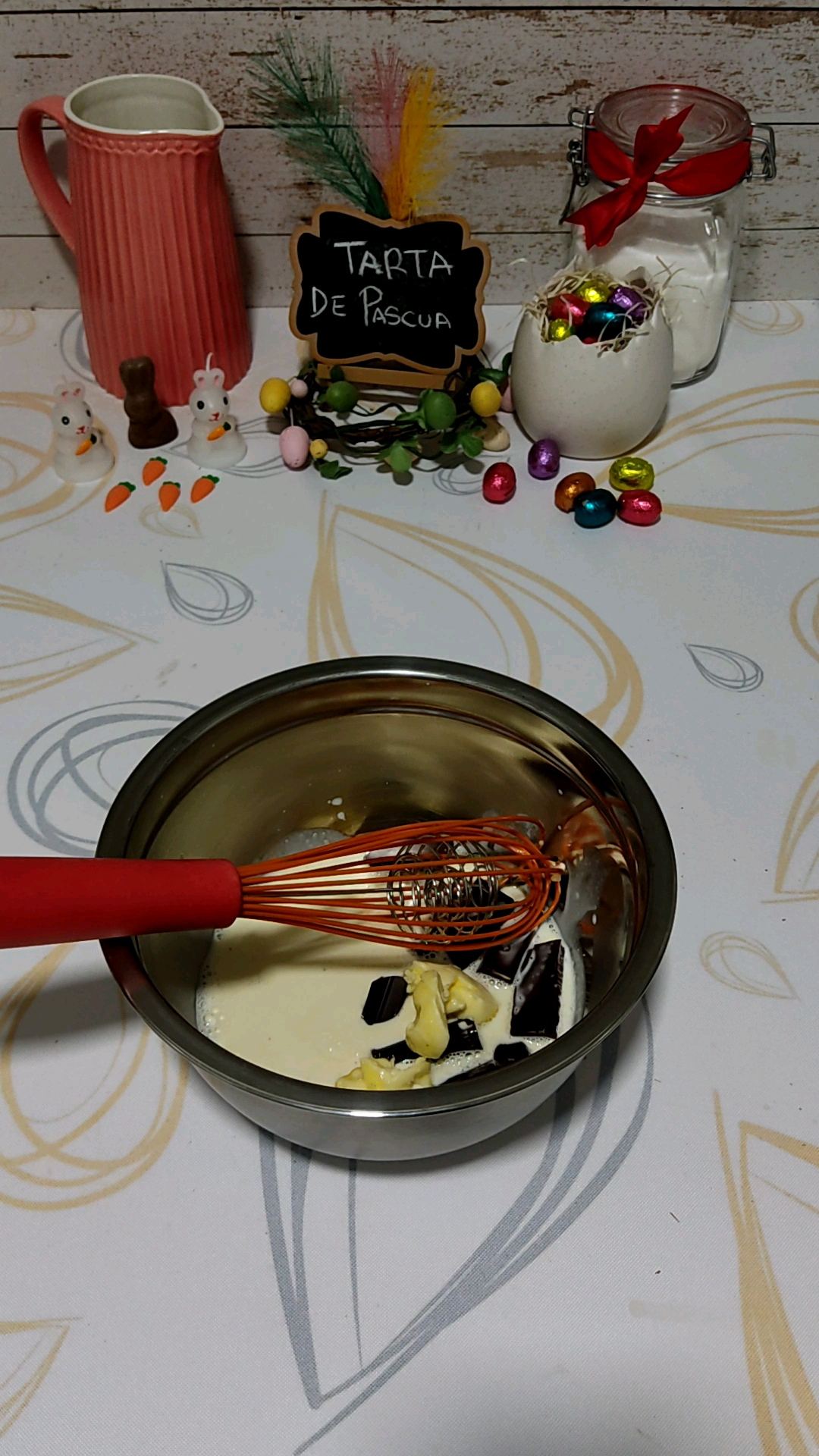 Para la cobertura mezclamos la nata, el chocolate y la mantequilla