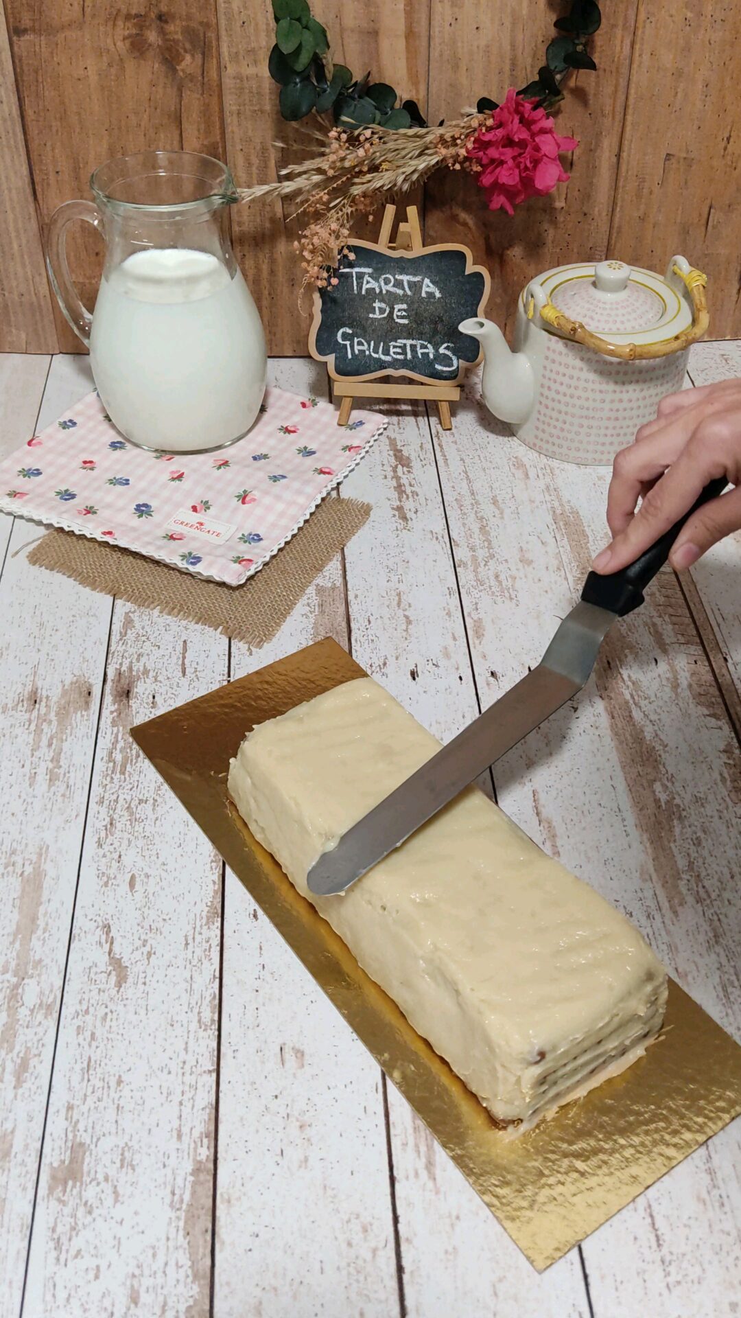Alisamos la crema con una espátula Alisamos la crema con una espátula
