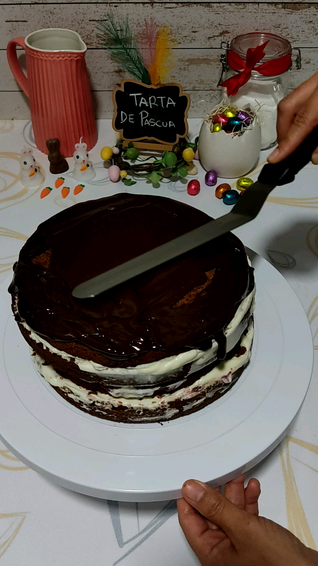 Vertemos la cobertura sobre la tarta y dejamos que la cubra