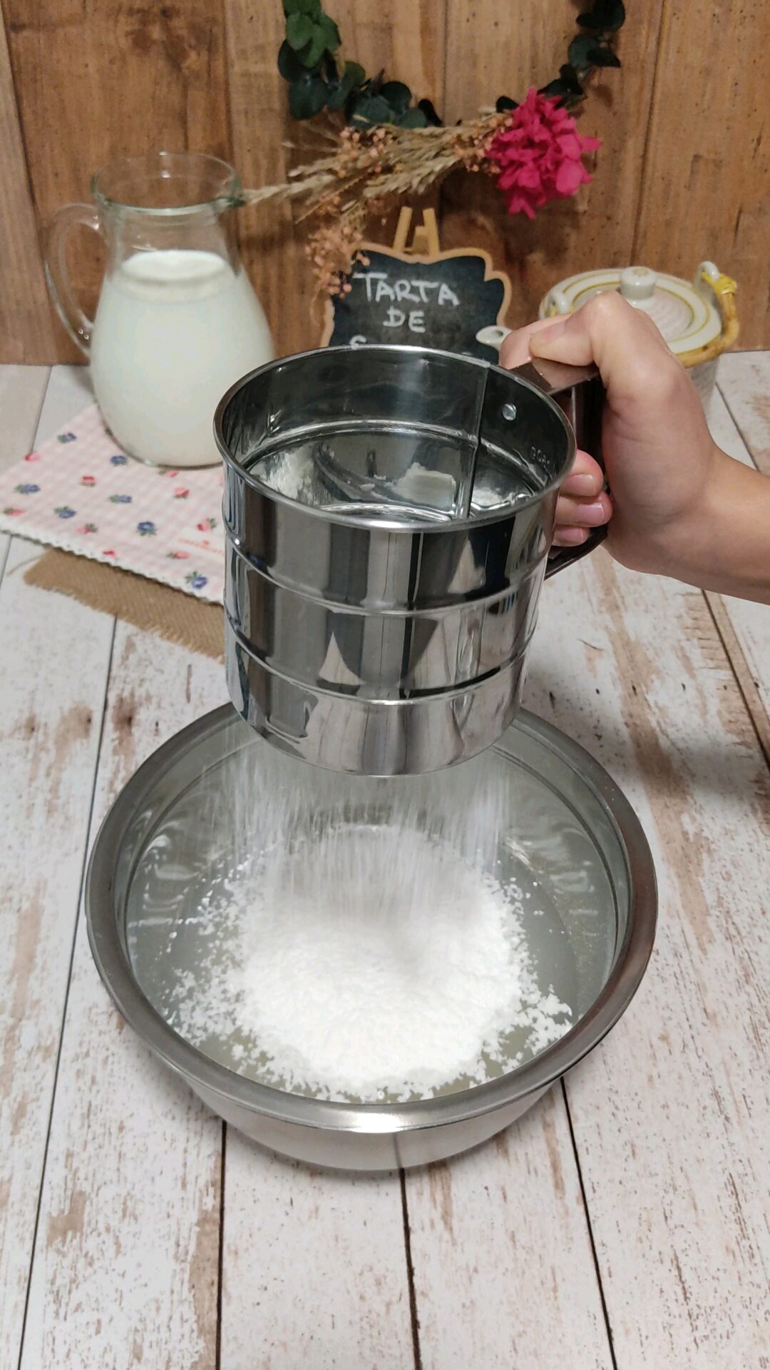Tamizamos la harina en un bol Tamizamos la harina en un bol