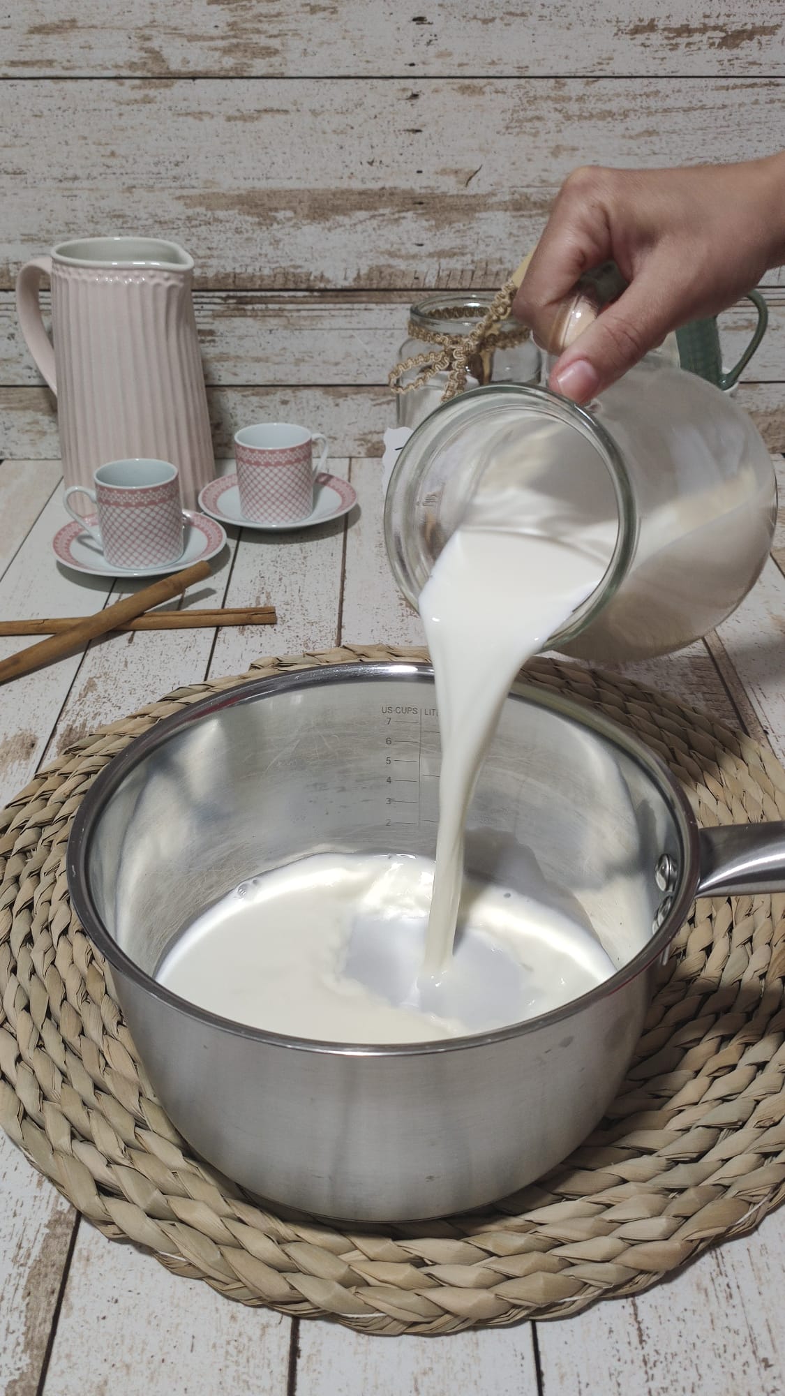 Ponemos la leche en un cazo