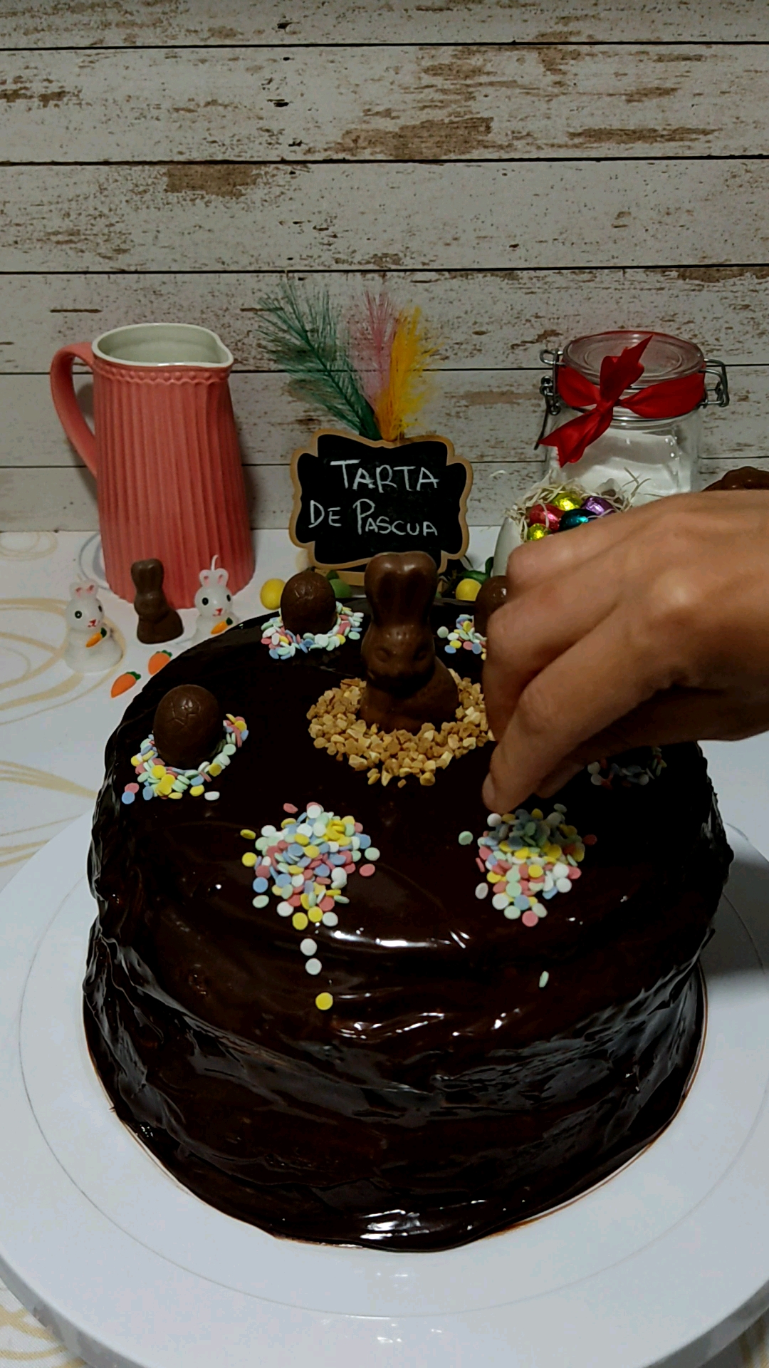Finalizamos con la decoración de nuestra tarta de Pascua