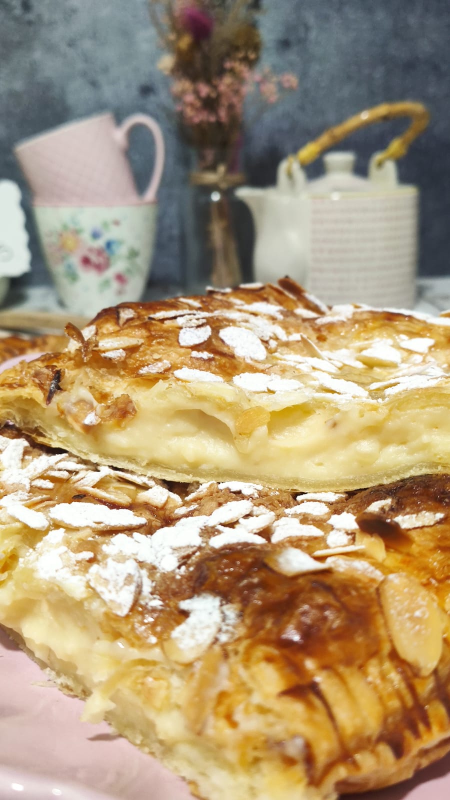 Porción tierna, jugosa y deliciosa de nuestro hojaldre con almendras