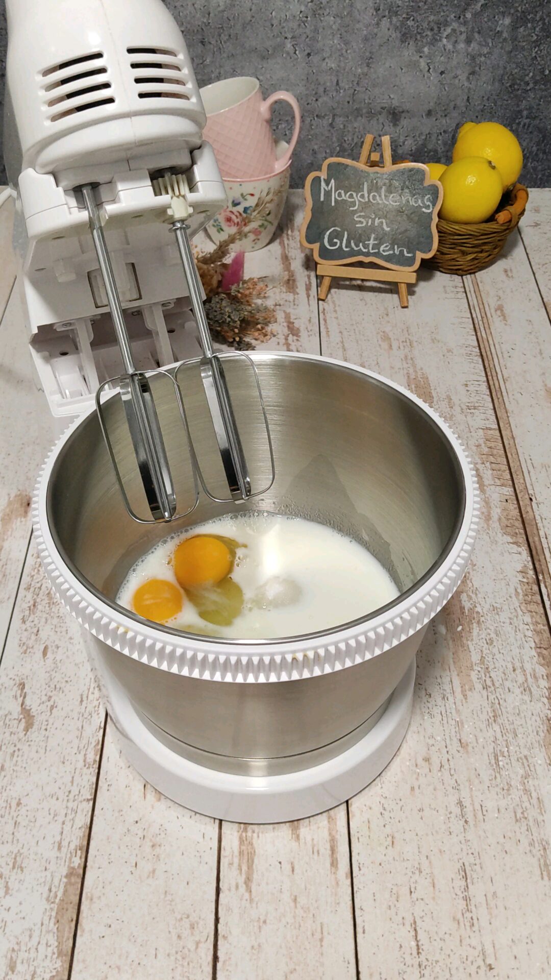 Batimos en un bol los huevos, la leche y el azúcar