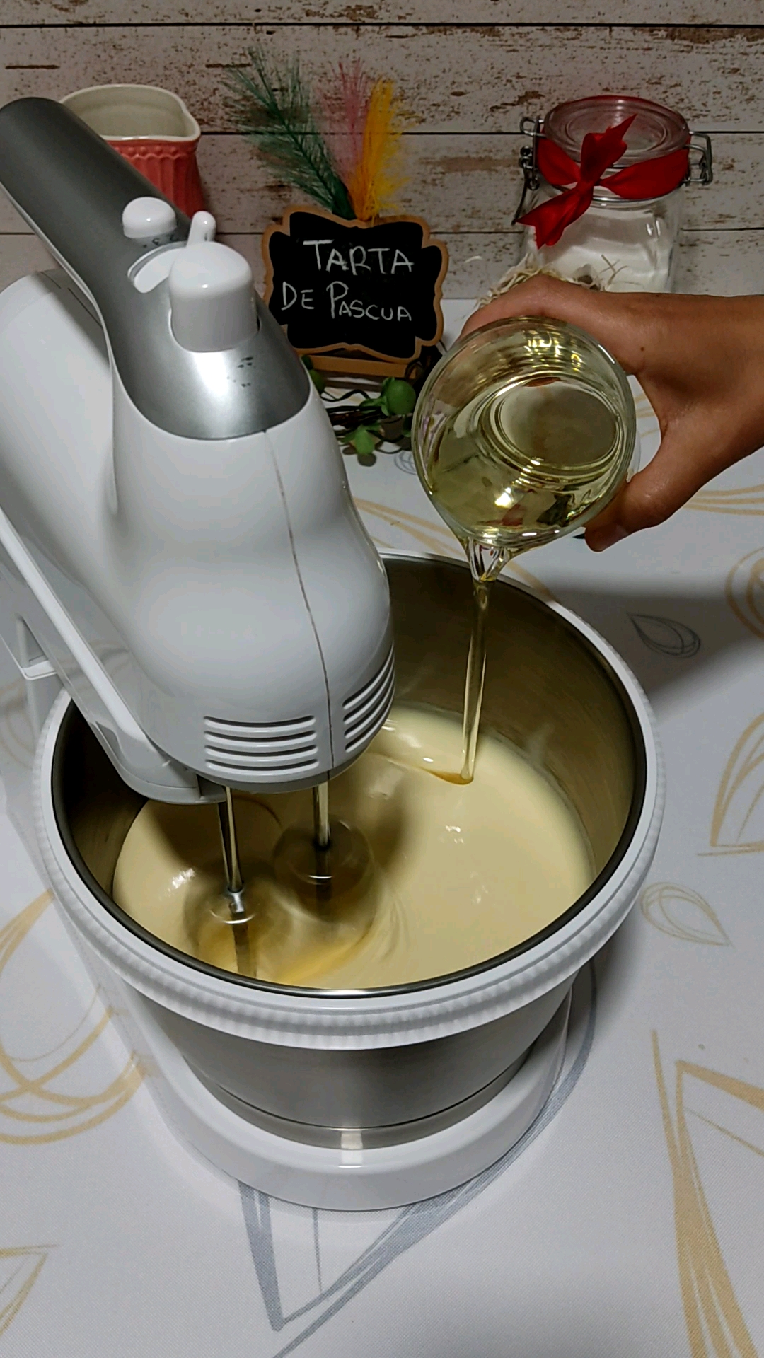 Añadimos el aceite a la mezcla de azúcar y huevo