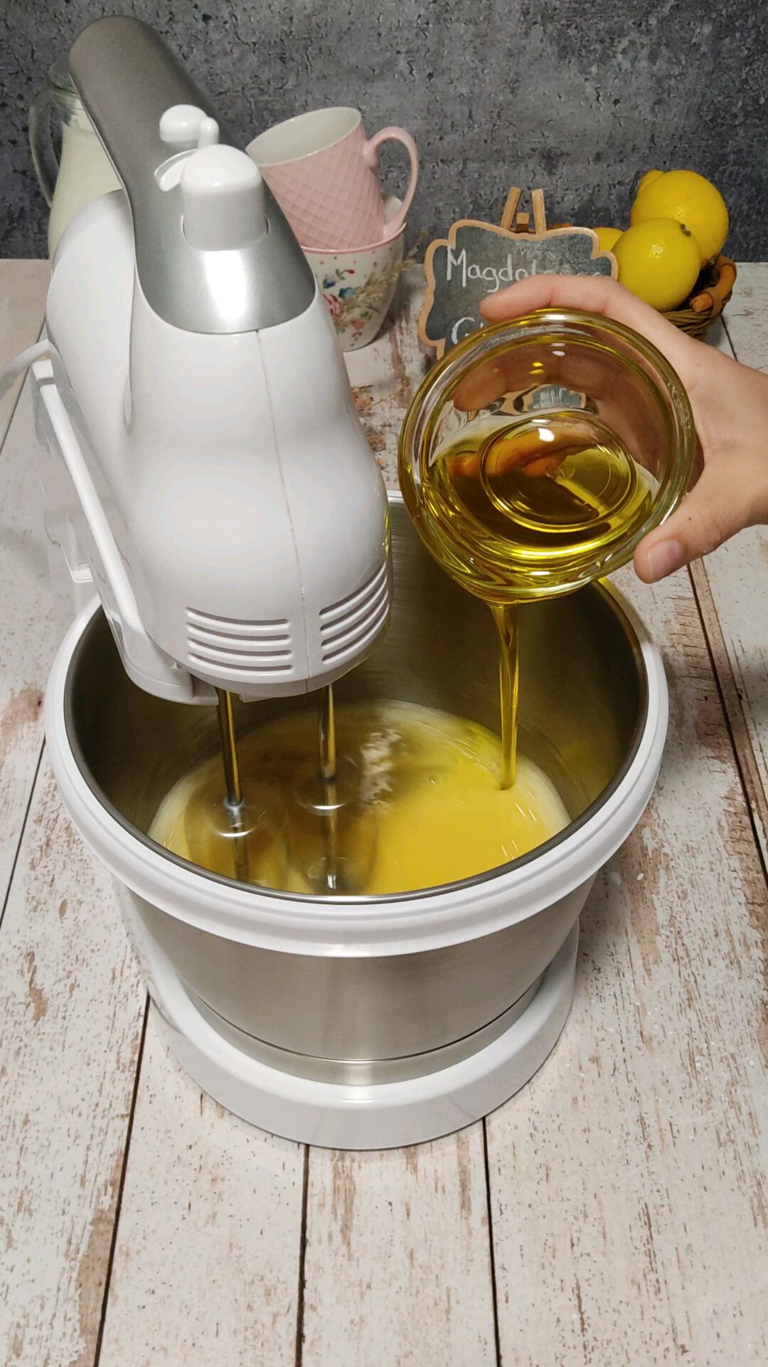 Incorporamos el aceite y la ralladura de limón 