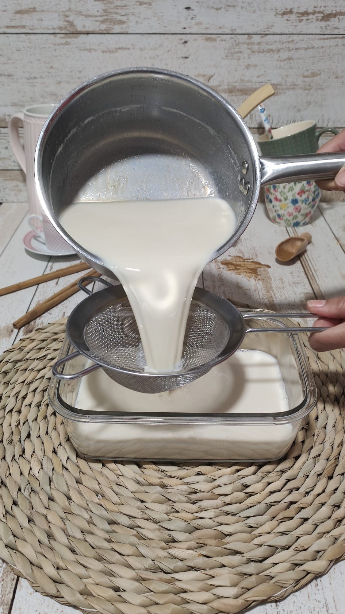 Infusionamos y colamos en un recipiente para bañar las torrijas