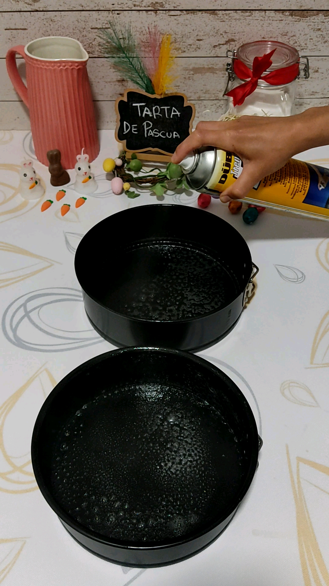 Rociamos los moldes con spray desmoldante