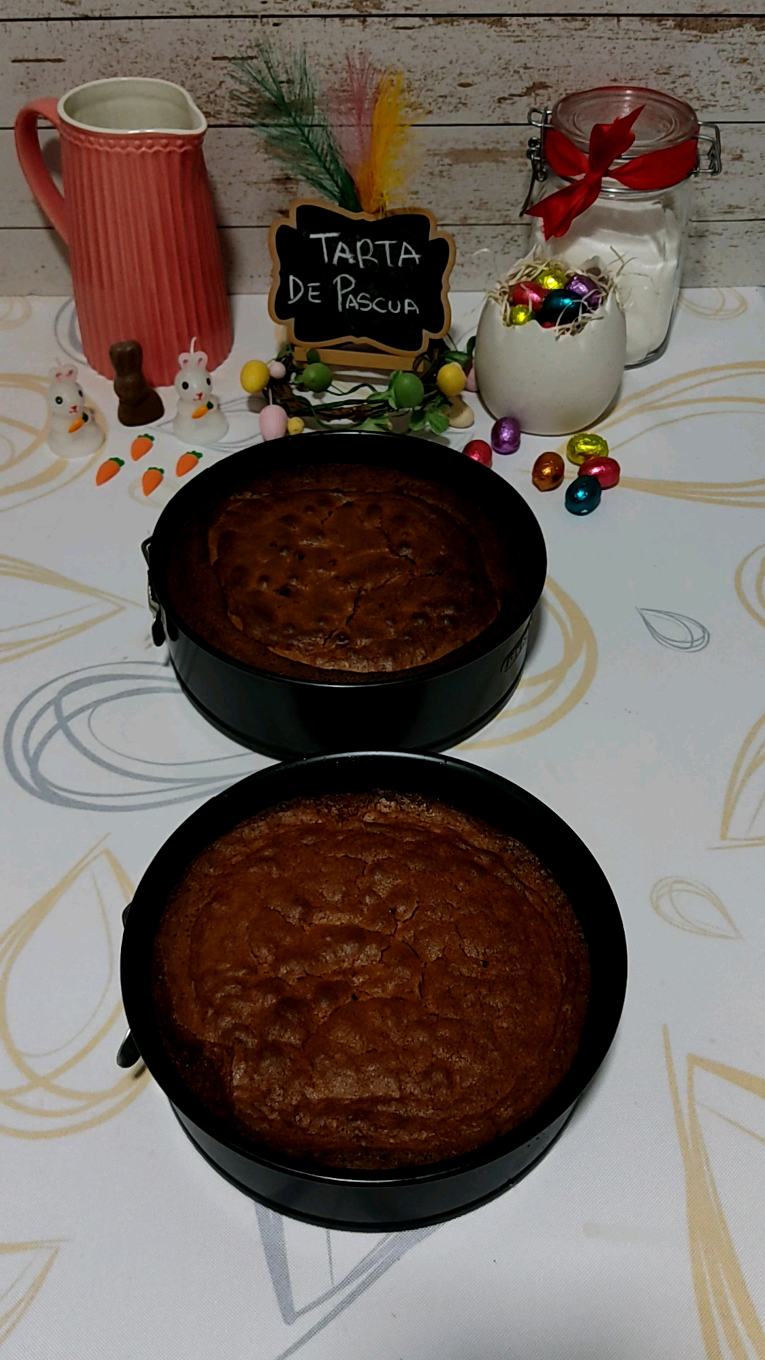 El bizcocho de nuestra tarta de Pascua recién salido del horno