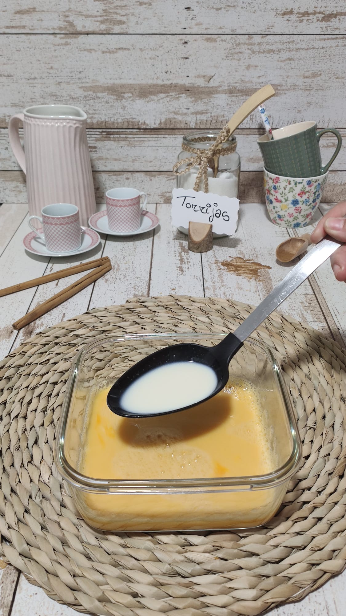 Incorporamos unas cucharadas de leche infusionada