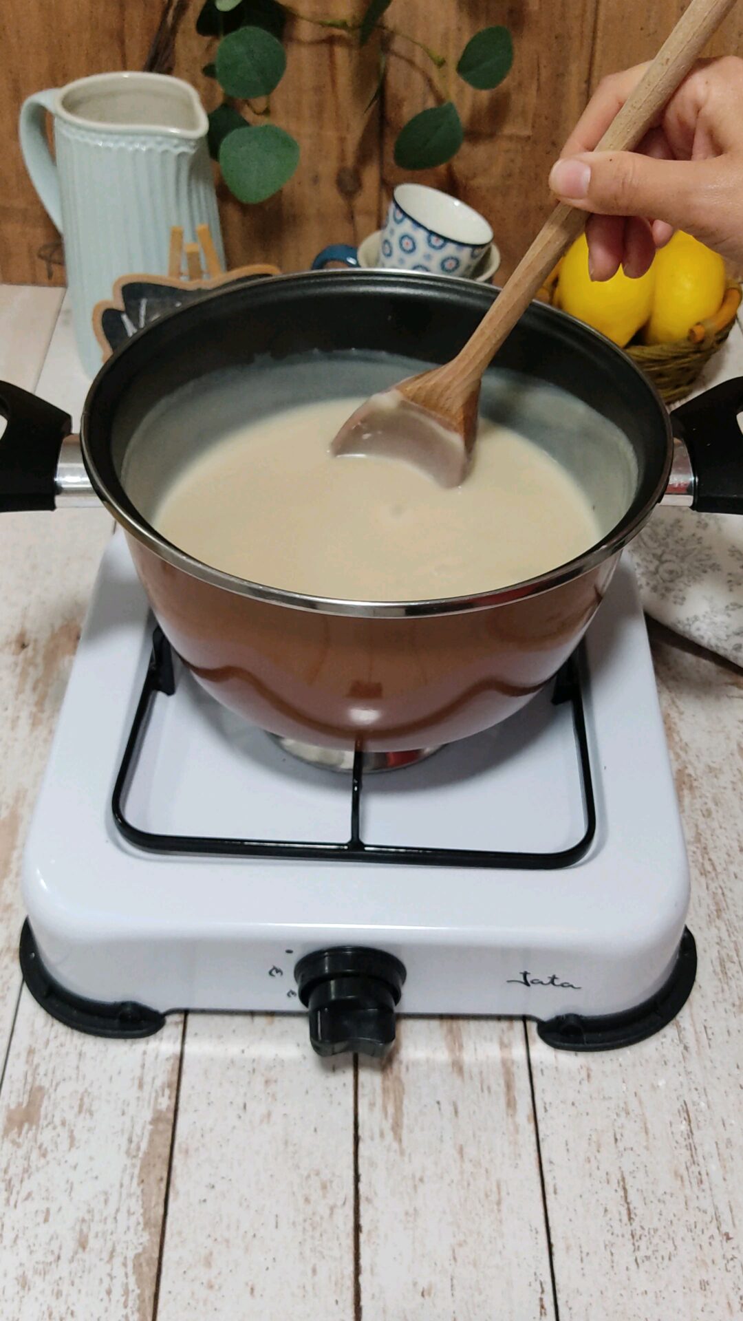 Removemos nuestras natillas veganas para que no se hagan grumos Removemos nuestras natillas veganas para que no se hagan grumos