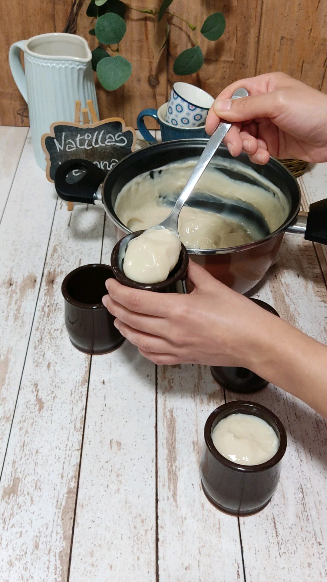 Una vez a temperatura ambiente, repartimos las natillas veganas en recipientes Una vez a temperatura ambiente, repartimos las natillas veganas en recipientes