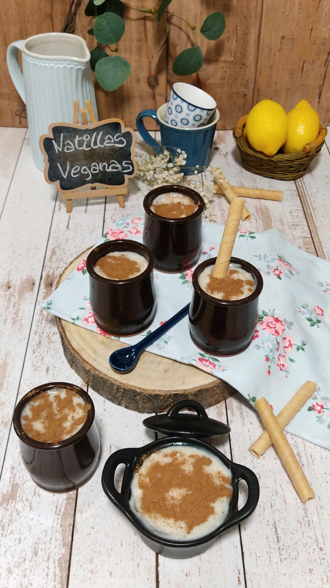 Decoramos las natillas veganas con canela y barquillos Decoramos las natillas veganas con canela y barquillos