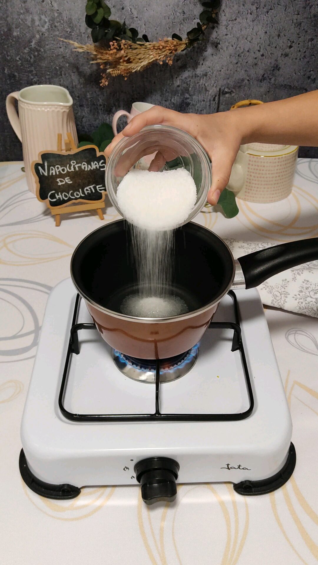 Tamizamos la harina en un bol
