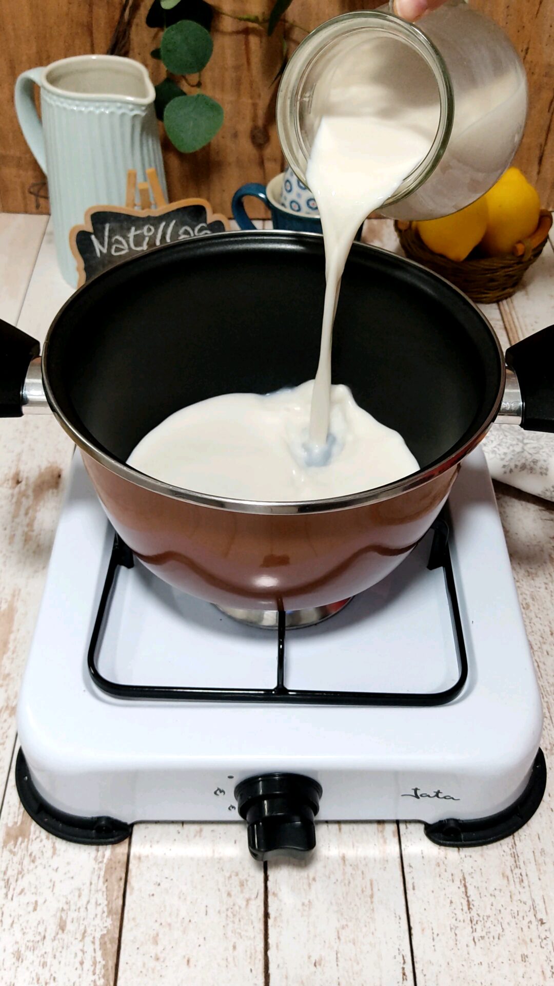 Calentamos el resto de la leche en un cazo Calentamos el resto de la leche en un cazo