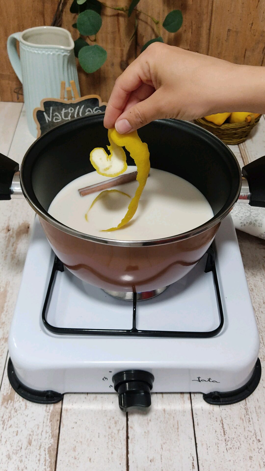 Añadimos la canela en rama, la piel de limón y de naranja Añadimos la canela en rama, la piel de limón y de naranja