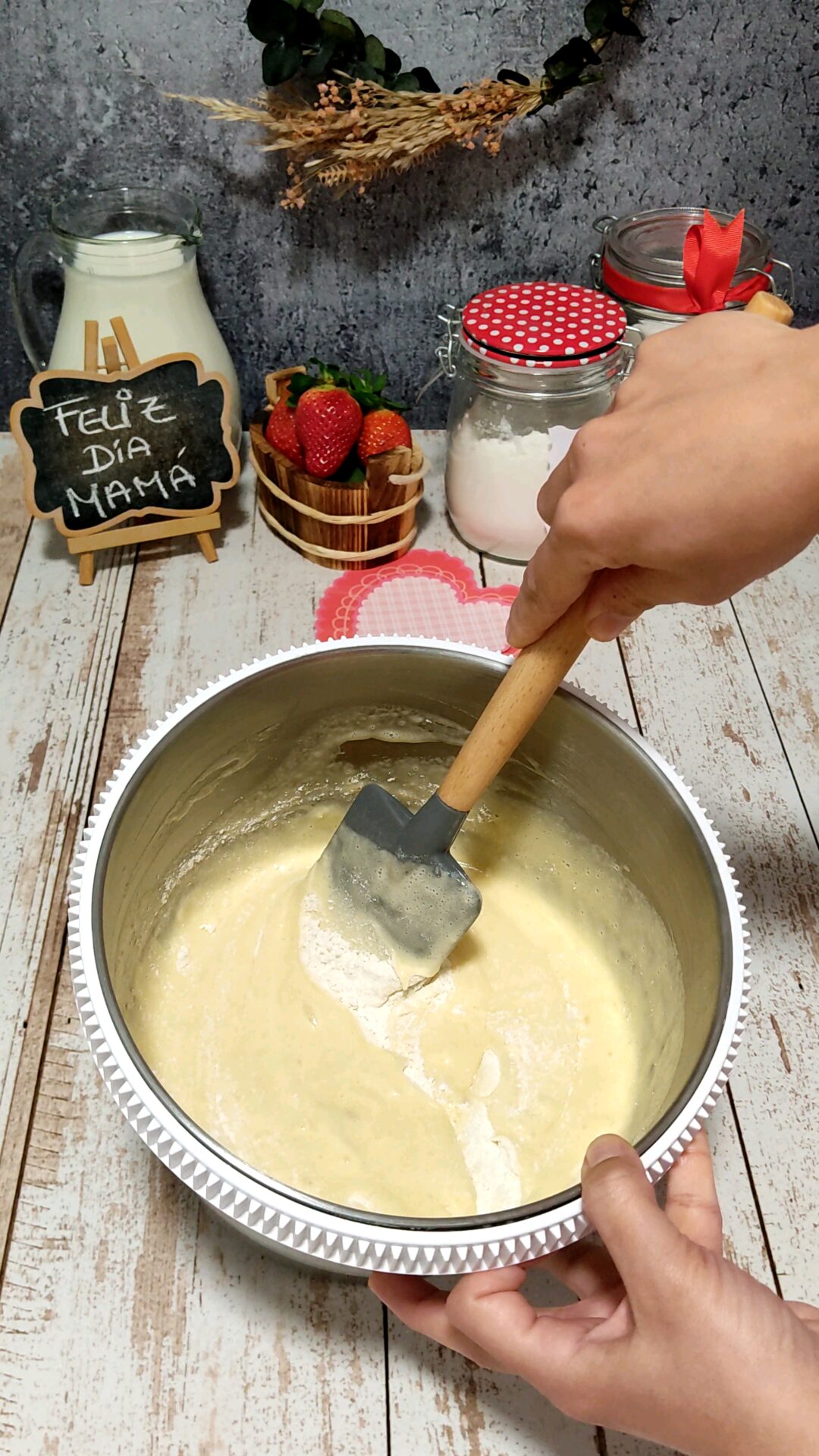 Batimos en un bol los huevos, la leche y el azúcar