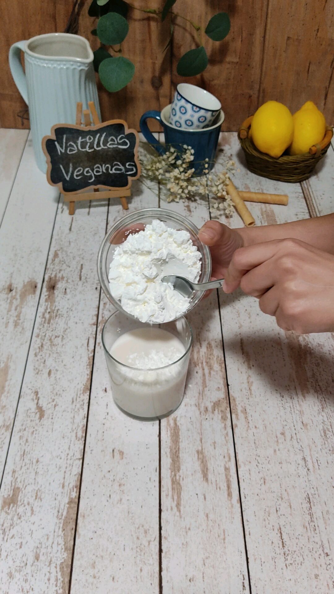 Mezclamos la maicena con la leche reservada hasta disolver Mezclamos la maicena con la leche reservada hasta disolver