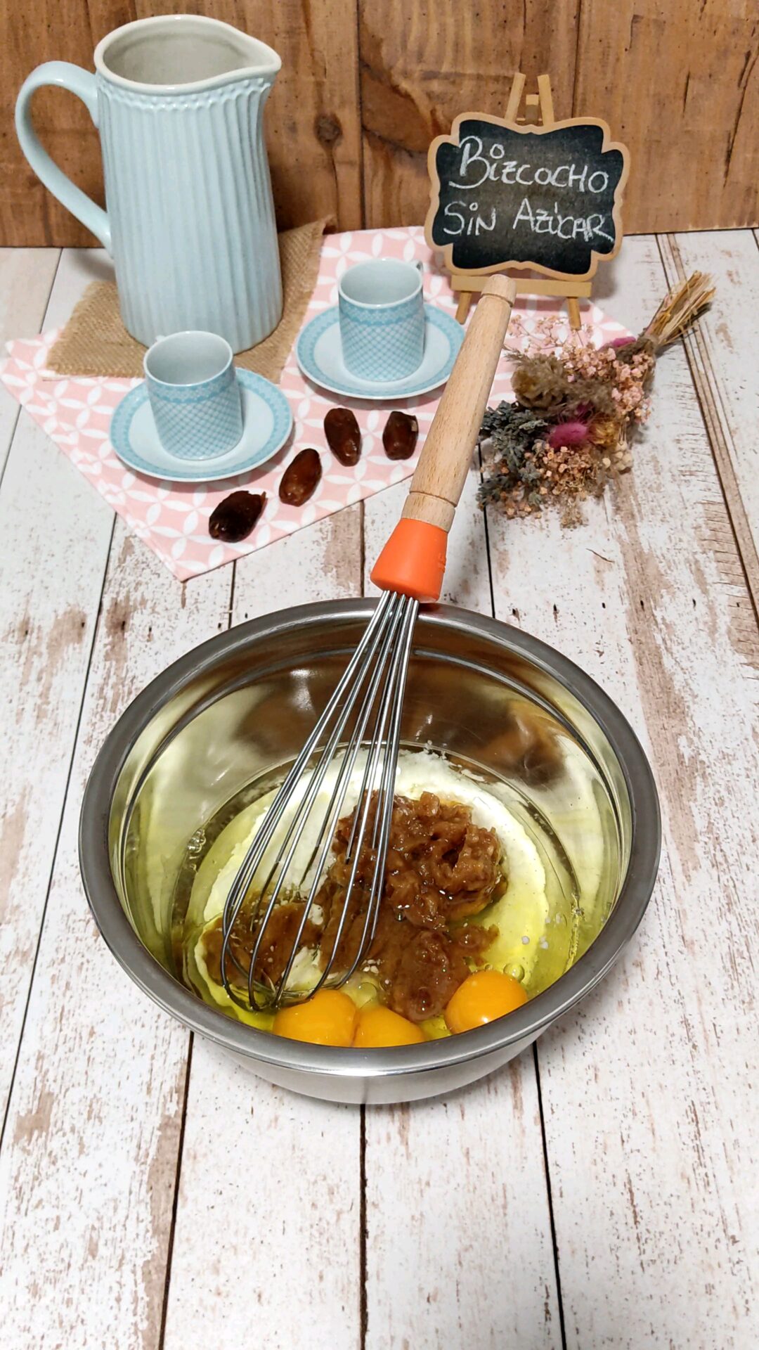 Incorporamos los ingredientes en un bol y removemos