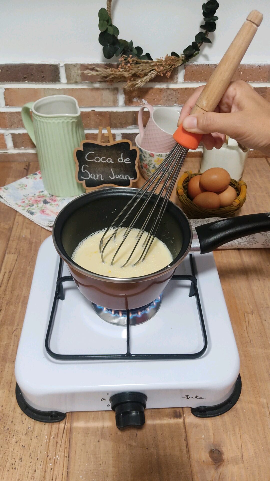 Mezclamos en el fuego los ingredientes de la crema pastelera