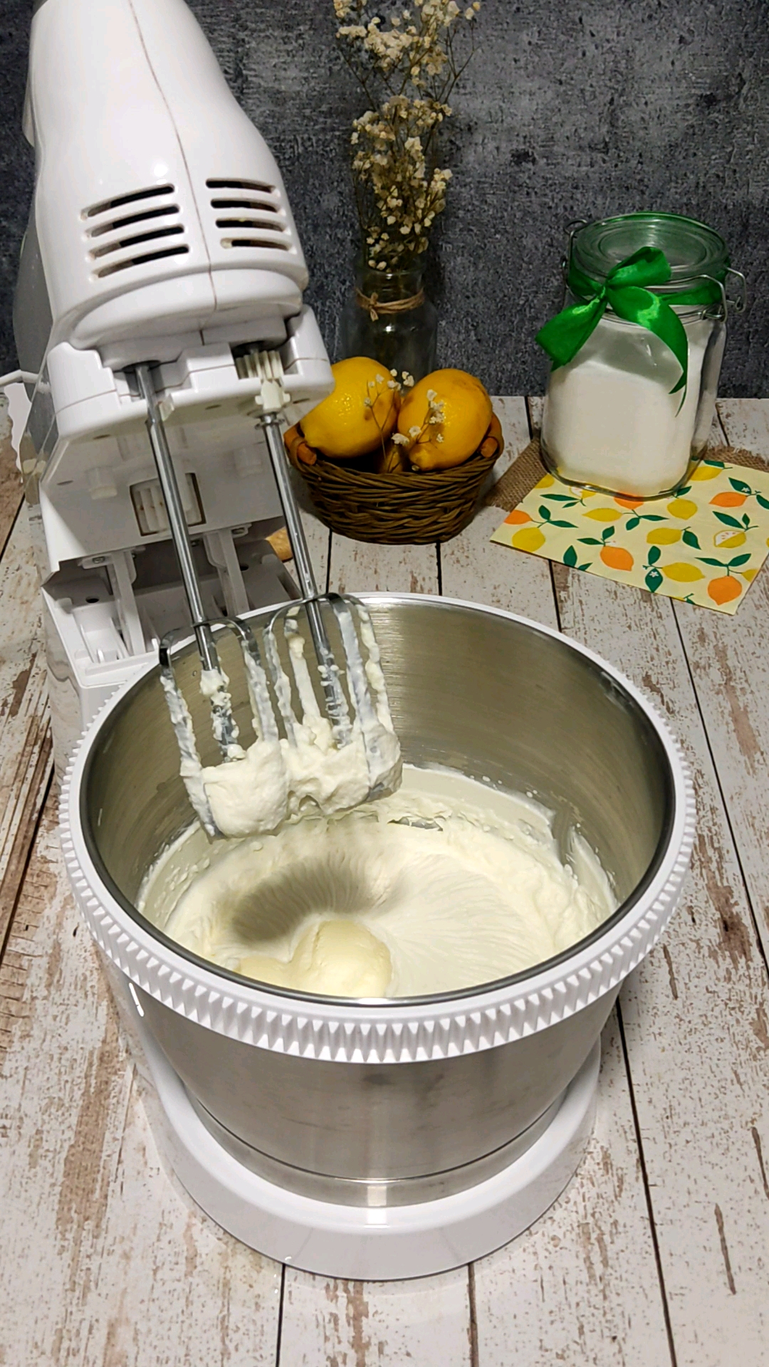 Montamos la nata de nuestra tarta mouse de limón sin gluten