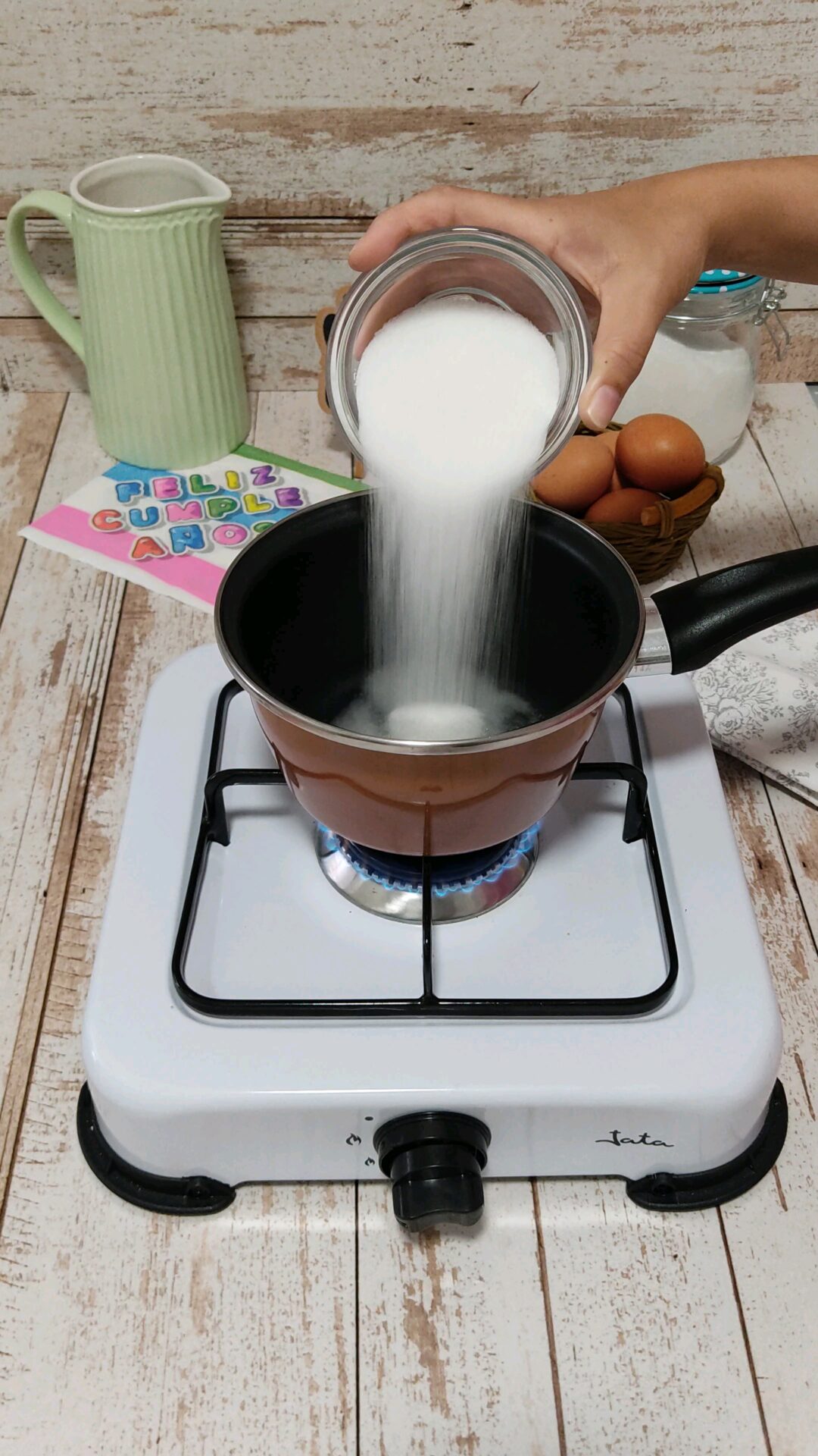Preparamos el almíbar para nuestra tarta fondant