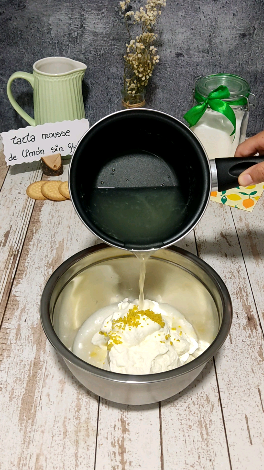 Añadimos la ralladura de limón y el limón con gelatina a la nata montada