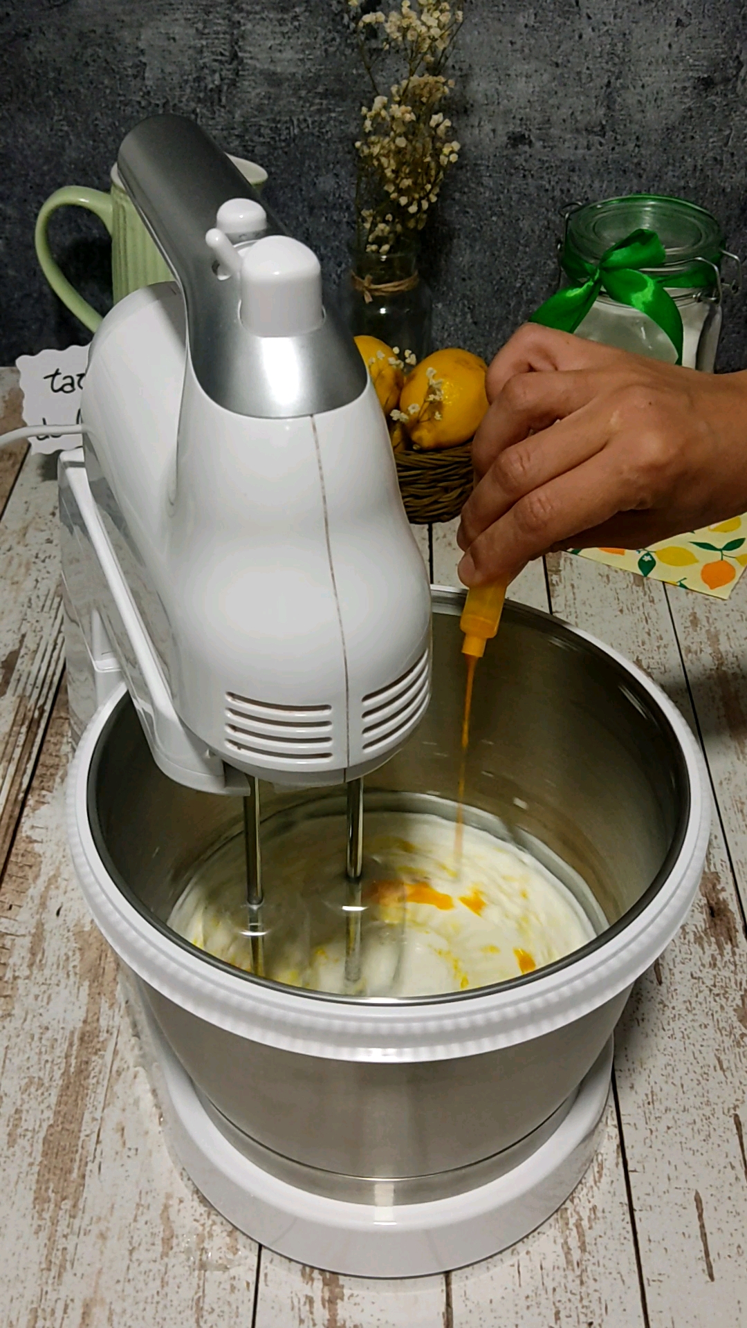 Montamos la nata con el colorante y el zumo de limón