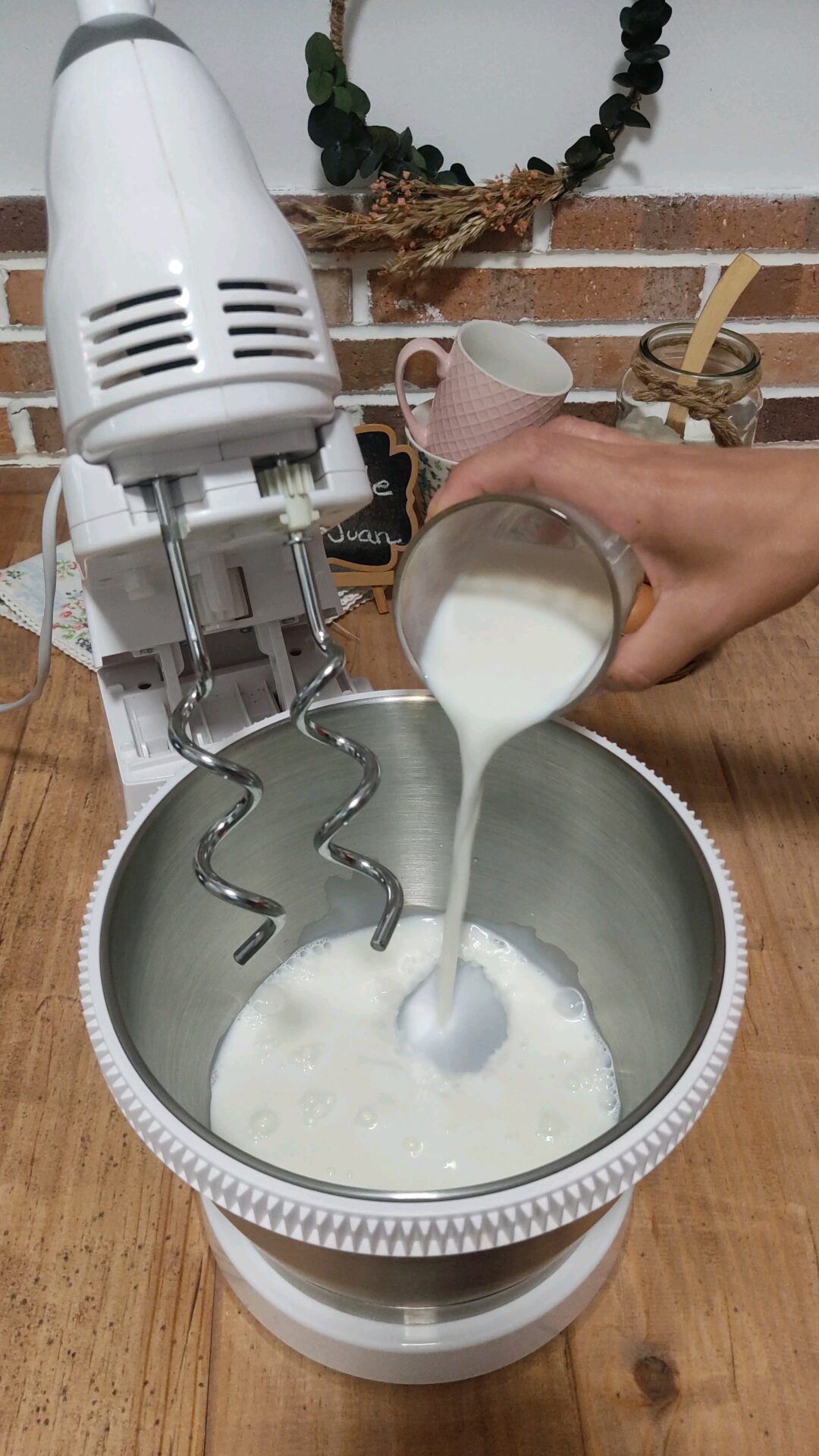 Incorporamos la levadura a la leche y mezclamos bien