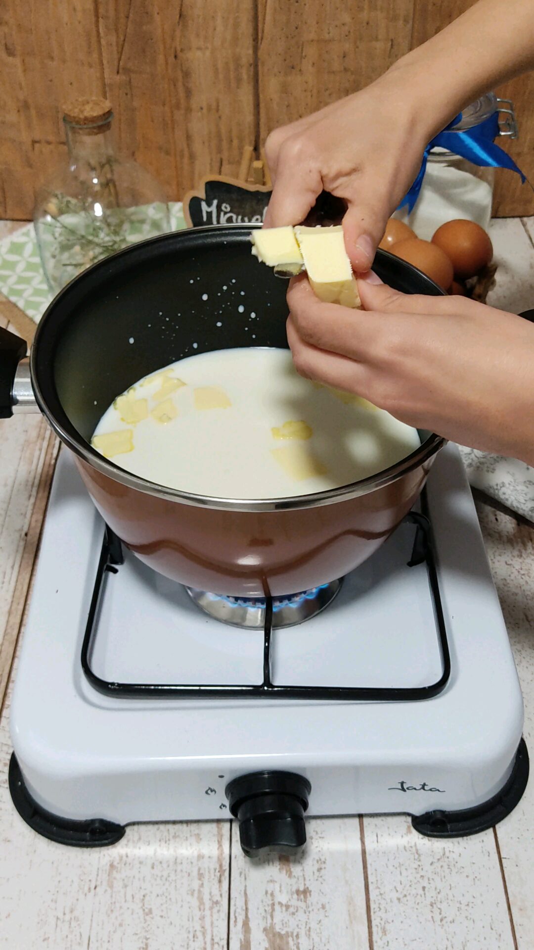 Infusionamos la leche con la mantequilla y el limón