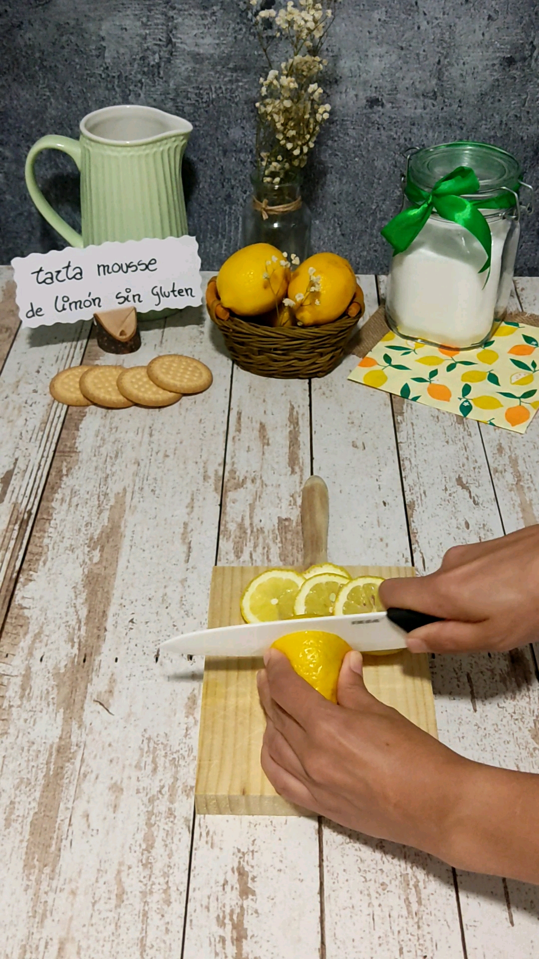 Cortamos unas rodajas de limón para decorar