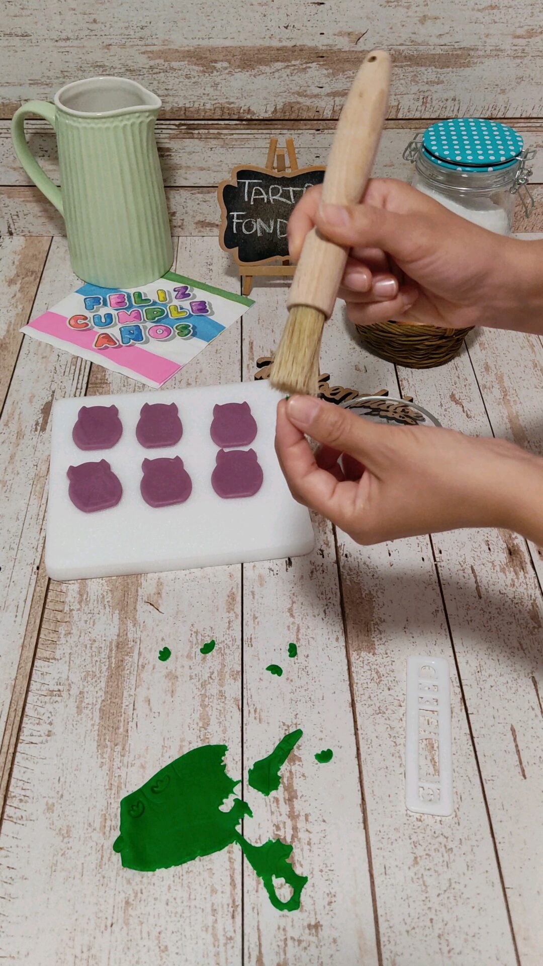 Utilizamos una brocha con agua para pegar