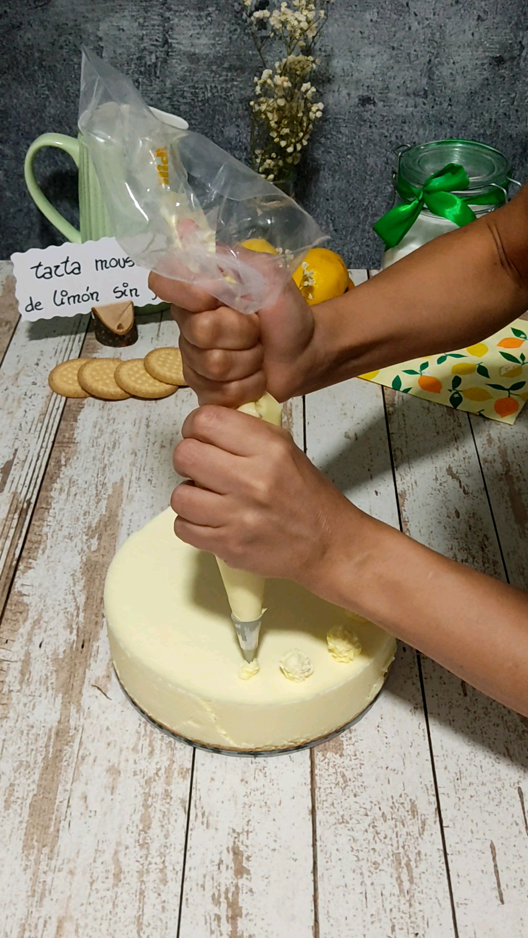 Y decoramos nuestra tarta mouse de limón sin gluten