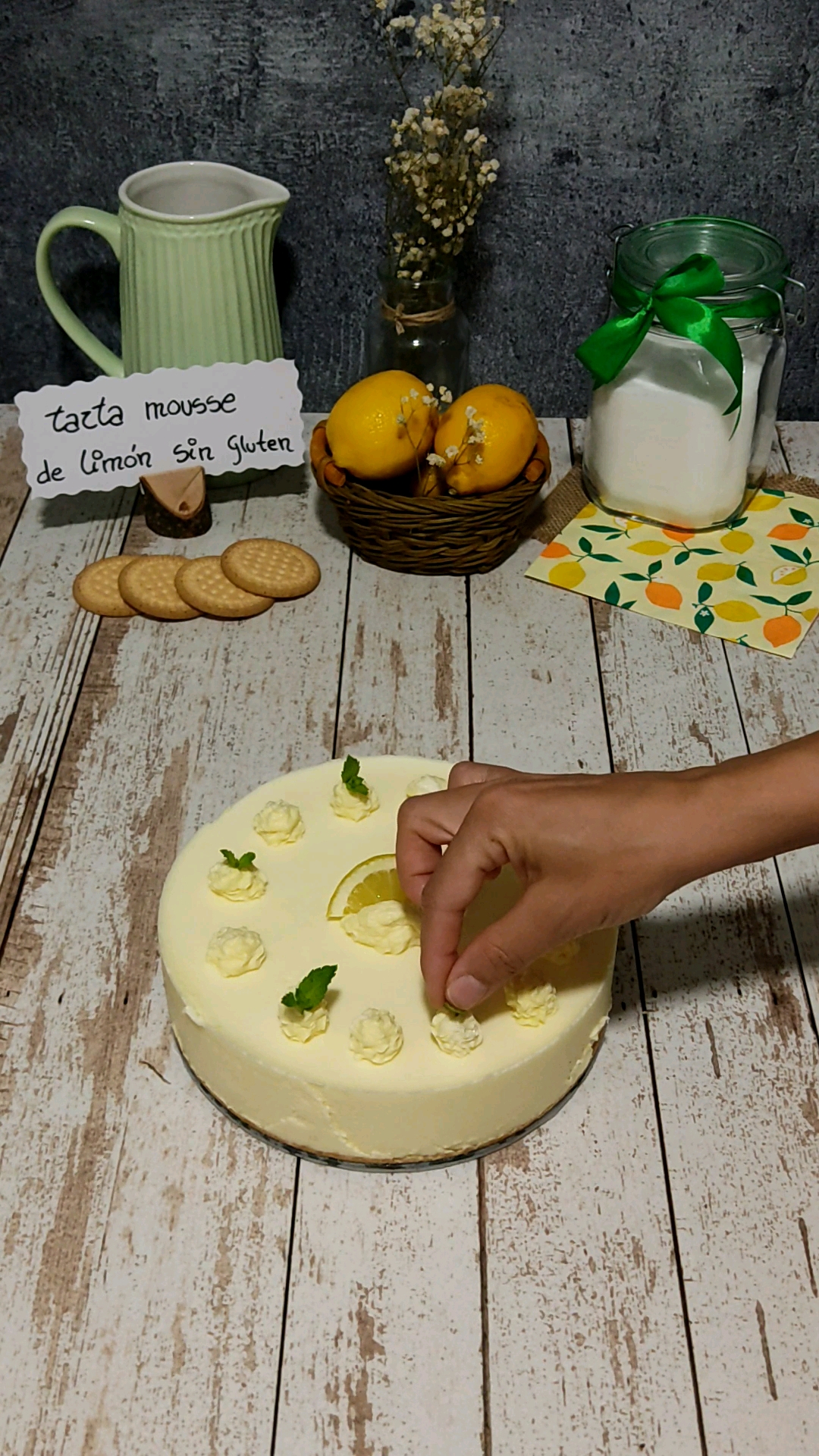 Finalizamos el montaje de la tarta mouse de limón sin gluten