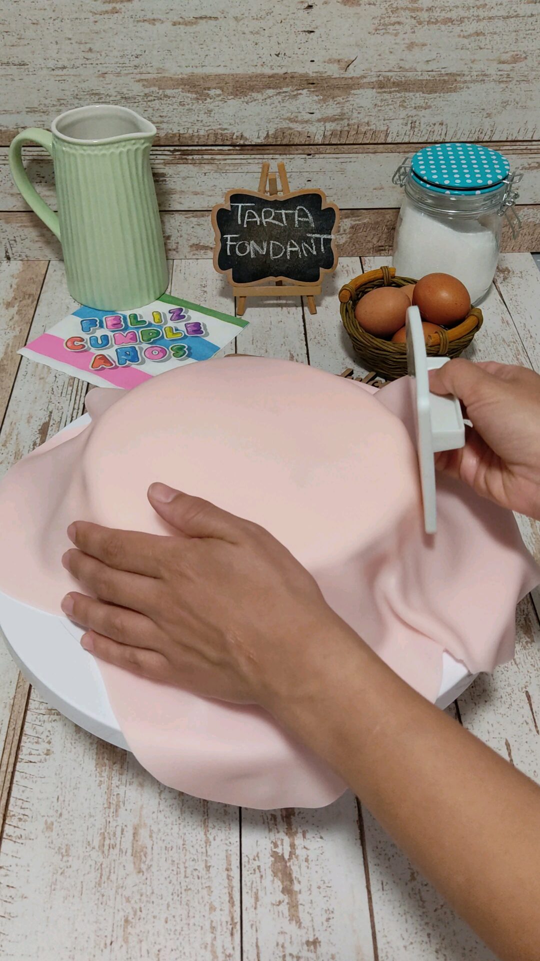 Cubrimos el bizcocho relleno y recortamos los bordes