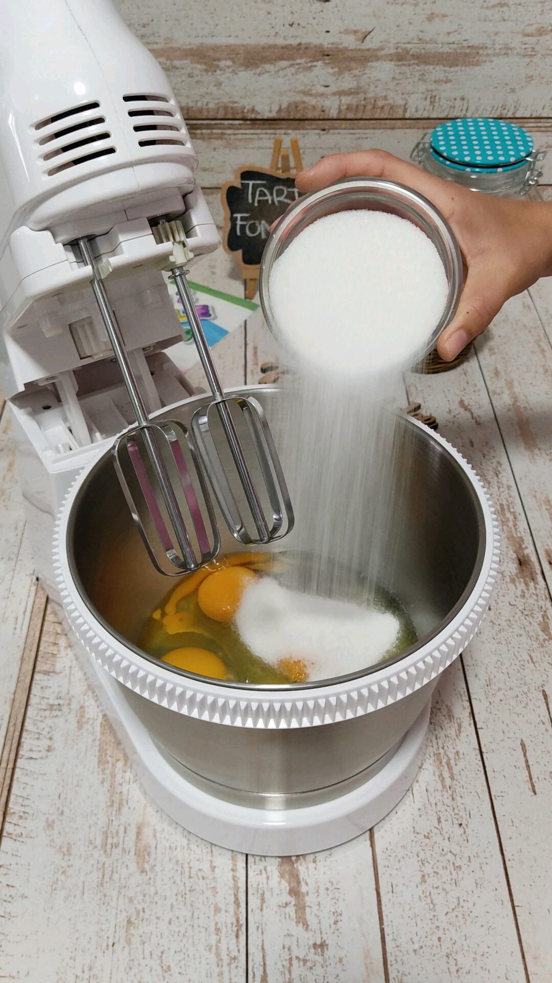 Llevamos a un bol los huevos, el azúcar, la vainilla y la sal