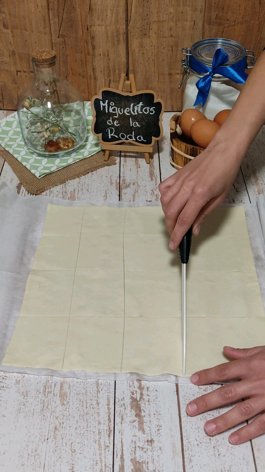 Cortamos las láminas de hojaldre en cuadrados