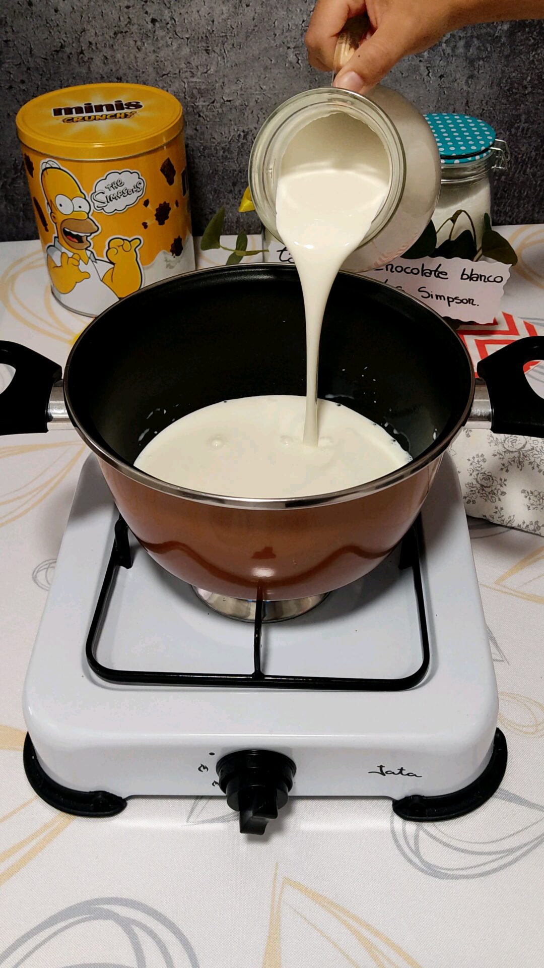 Vertemos en un cazo los ingredientes de la crema de chocolate blanco