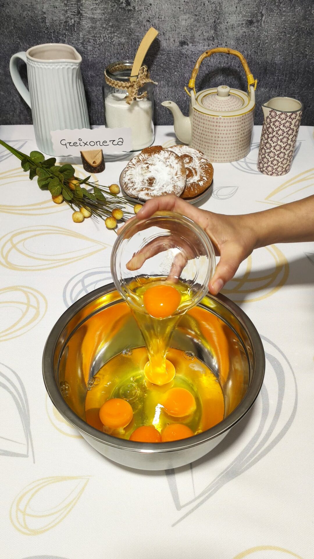 En un cuenco echamos los huevos En un cuenco echamos los huevos