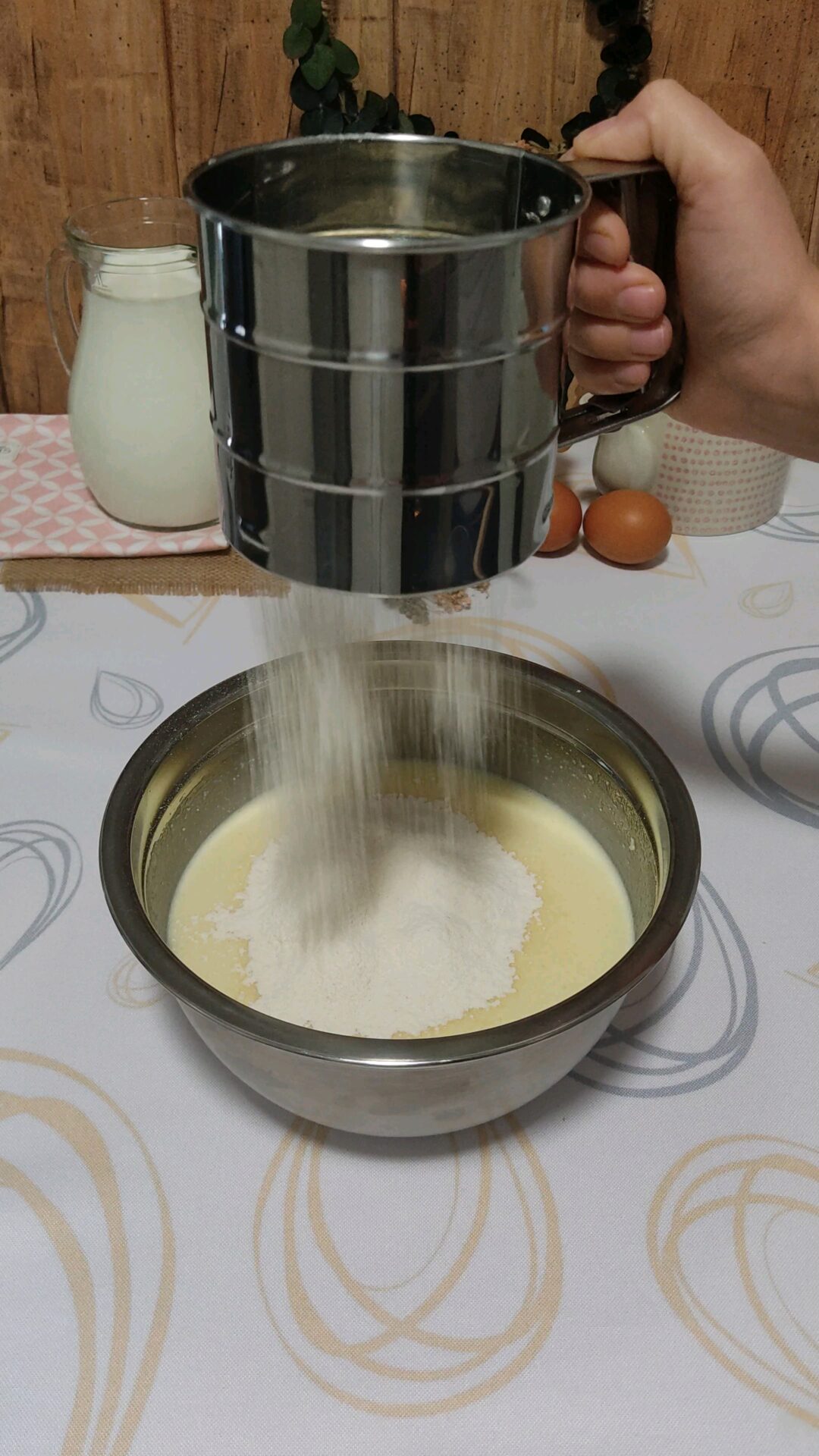 Tamizamos la harina sobre la mezcla