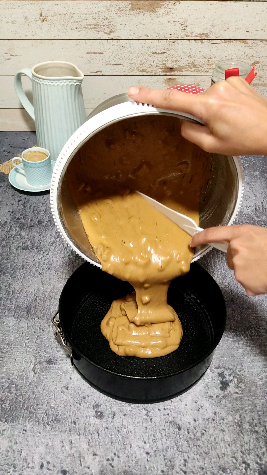 Y vertemos la mezcla de nuestro bizcocho de café bombón