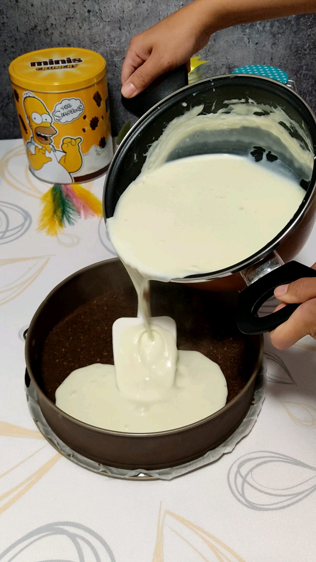 Vertemos la mitad de la crema en el molde
