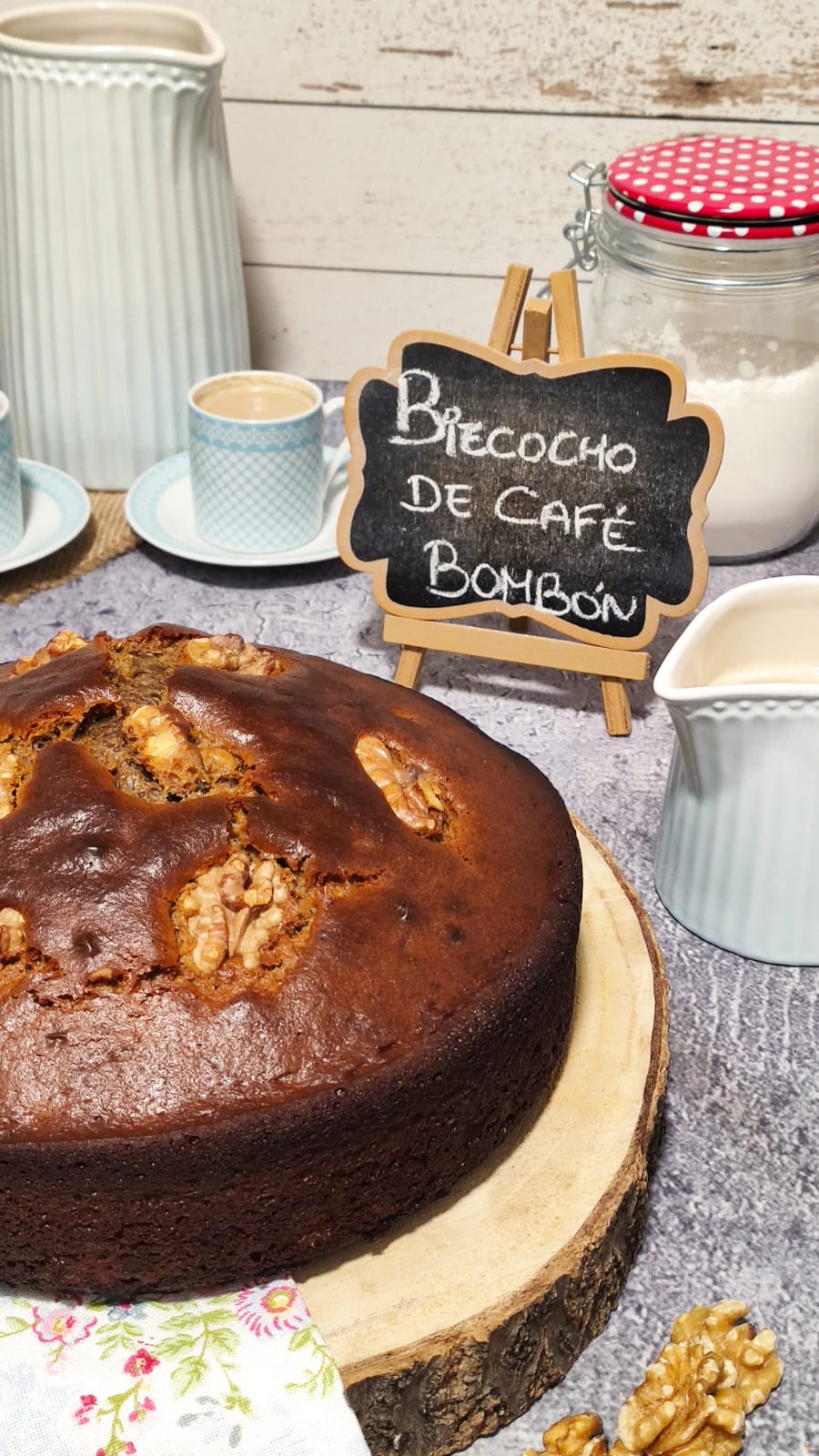 Y este es el resultado final de nuestra bizcocho de café bombón con nueces
