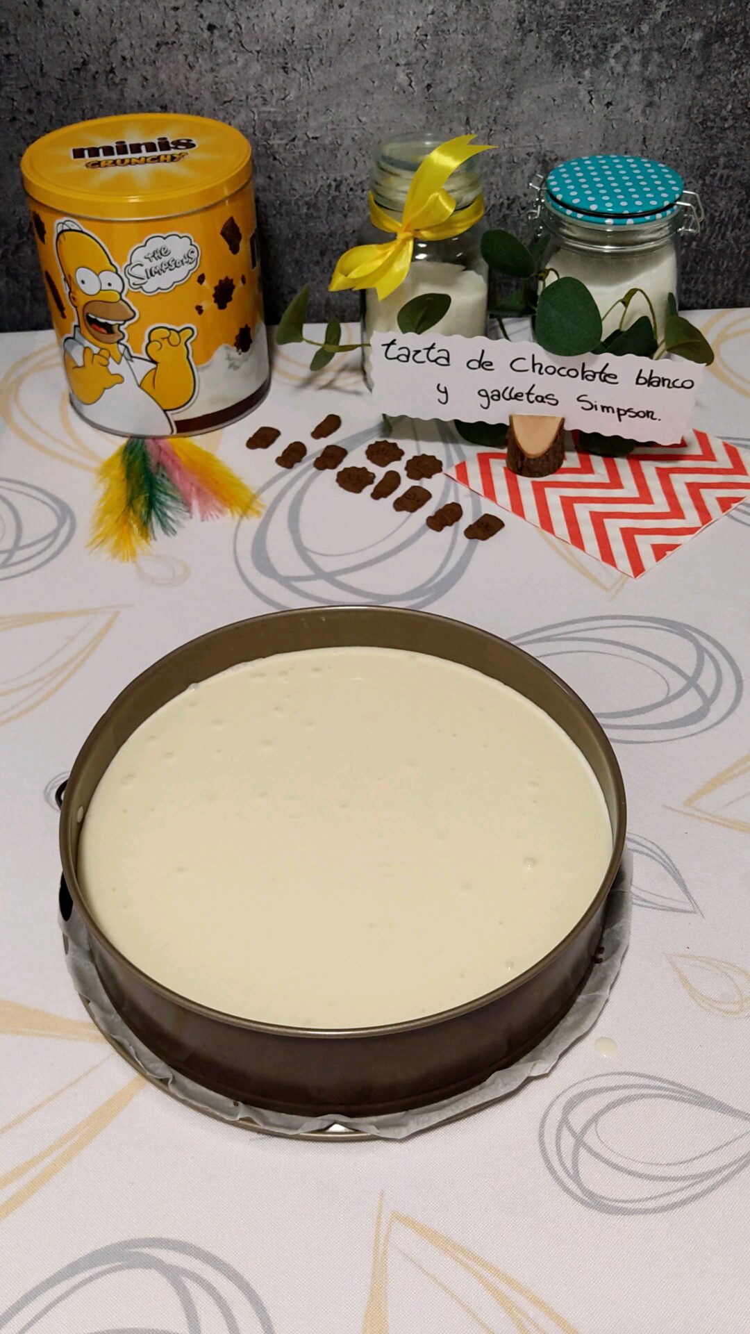 Nuestra tarta Simpson de chocolate blanco lista para decorar