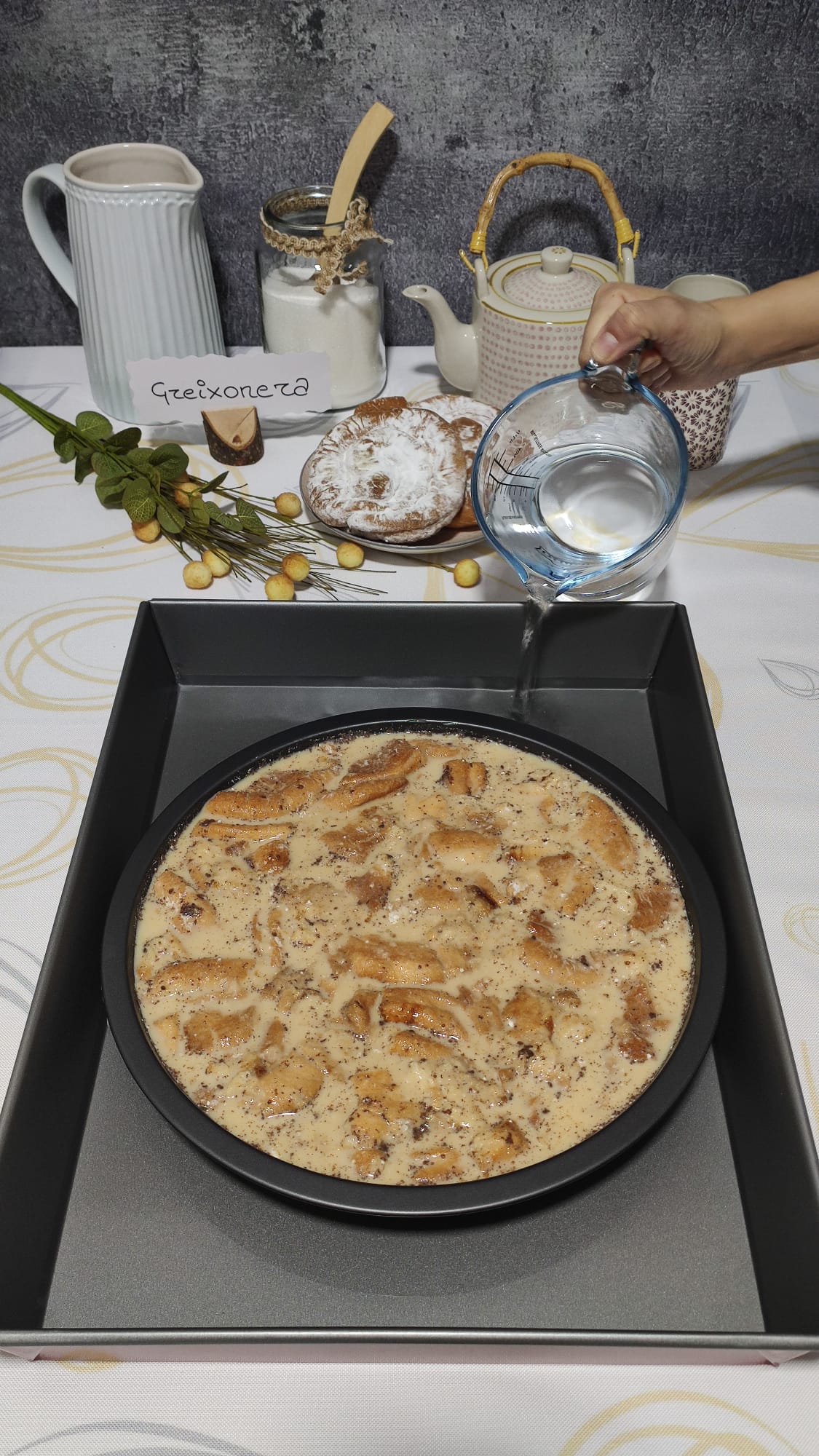 Llevamos la greixonera al horno, al baño maría Llevamos la greixonera al horno, al baño maría