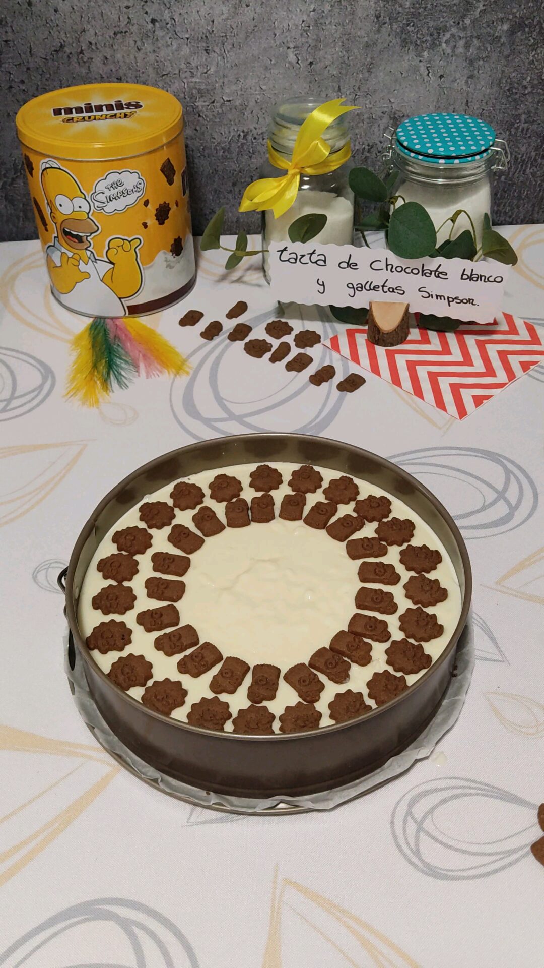 Decoramos con una capa de galletas Simpson