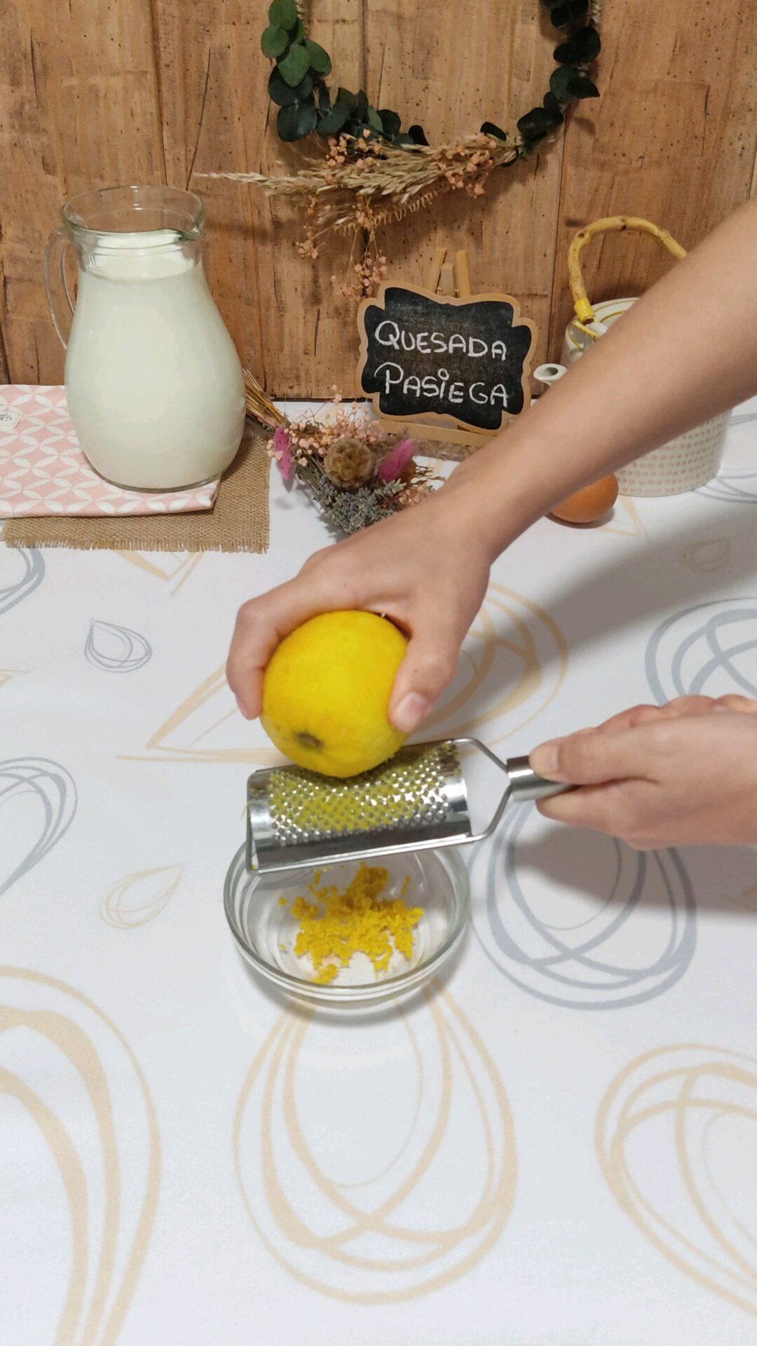Obtenemos la ralladura de la piel del limón