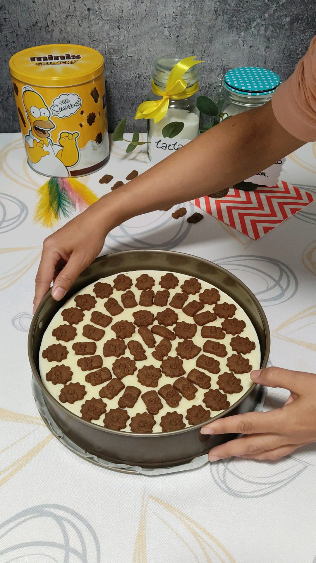 Llevamos a la nevera nuestra tarta Simpson de chocolate blanco