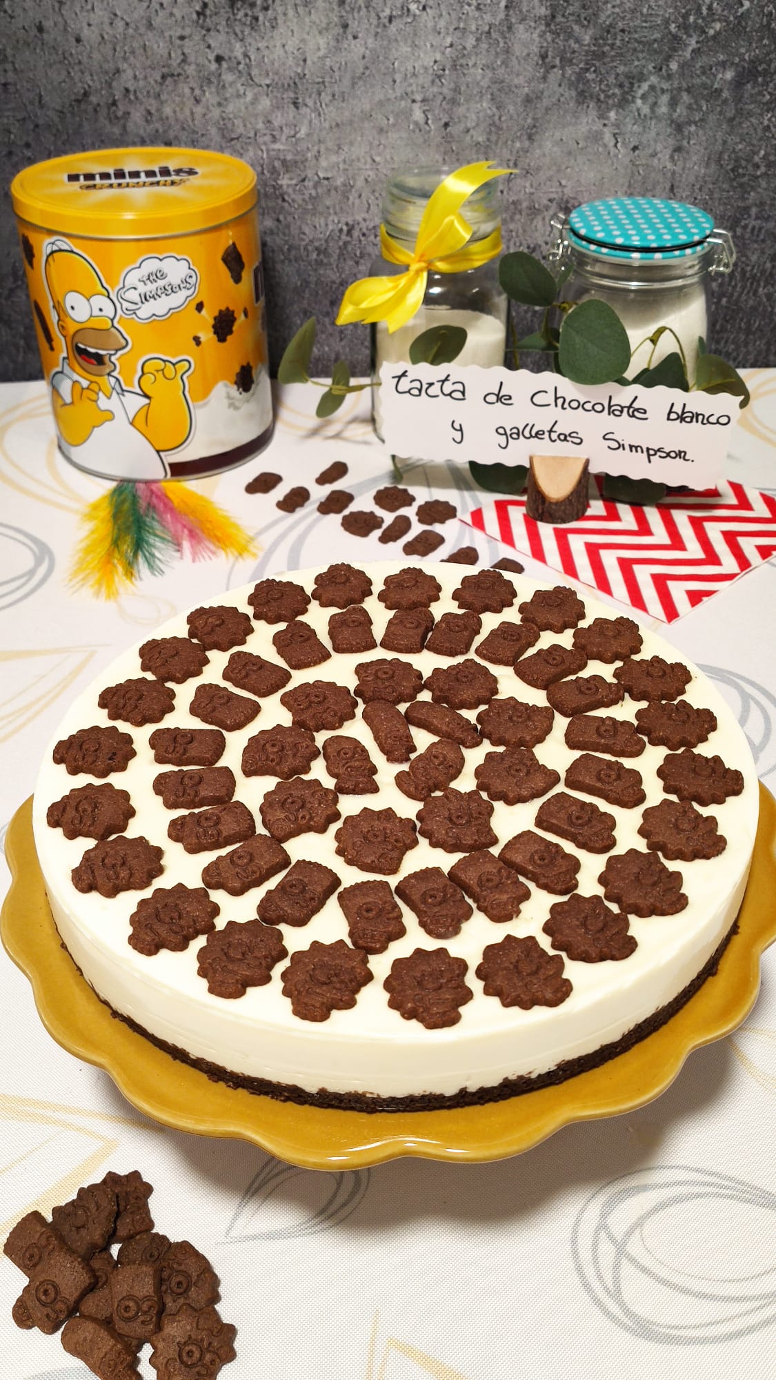 Resultado final de nuestra tarta Simpson de chocolate blanco